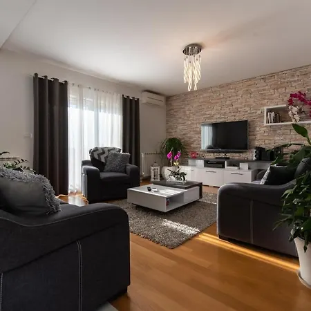 San Tonini Deluxe With Private Heated Swimming Pool Apartment Mravince