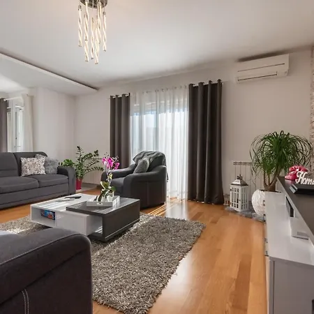 San Tonini Deluxe With Private Heated Swimming Pool Apartment Mravince