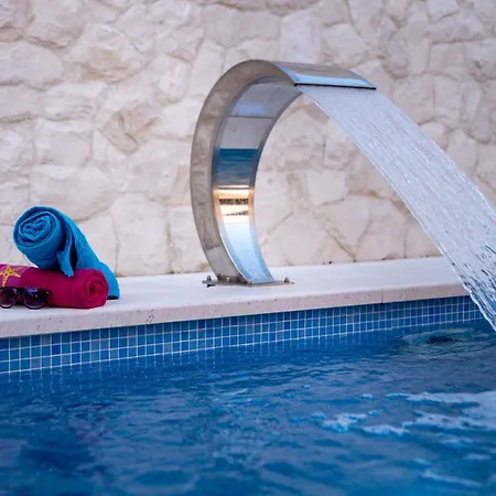 Apartment San Tonini Deluxe With Private Heated Swimming Pool