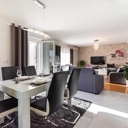San Tonini Deluxe With Private Heated Swimming Pool *