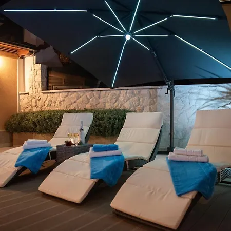 San Tonini Deluxe With Private Heated Swimming Pool