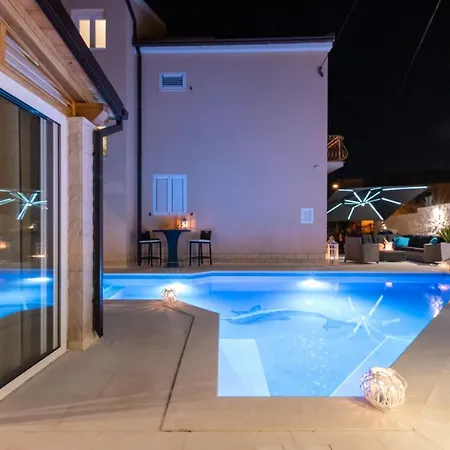 Apartment San Tonini Deluxe With Private Heated Swimming Pool