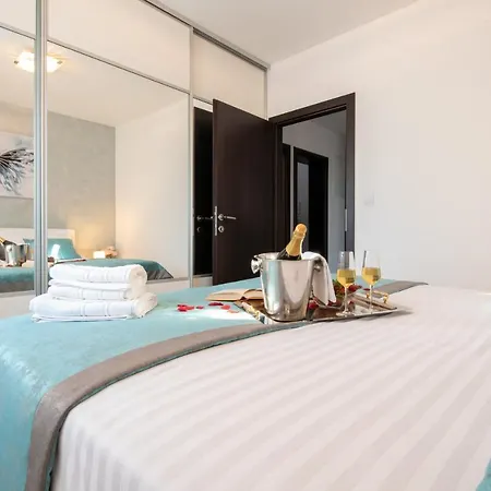 San Tonini Deluxe With Private Heated Swimming Pool Apartment Mravince