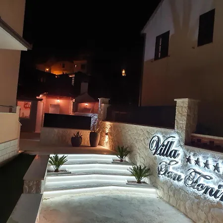 San Tonini Deluxe With Private Heated Swimming Pool *